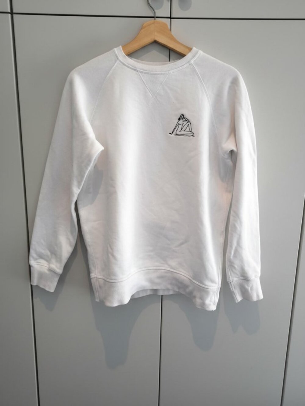 KOTN Women's Crew Neck Sweatshirt with Feminine Art Detail White Size S